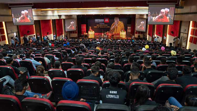L'auditorium durante il discorso di Sua Santità il Dalai Lama su "The Need for Universal Ethics in Education" in occasione dell'inaugurazione dell'XI settimana globale dell'Università di Chitkara a Chandigarh, India, il 14 ottobre 2019. Foto di Tenzin Choejor