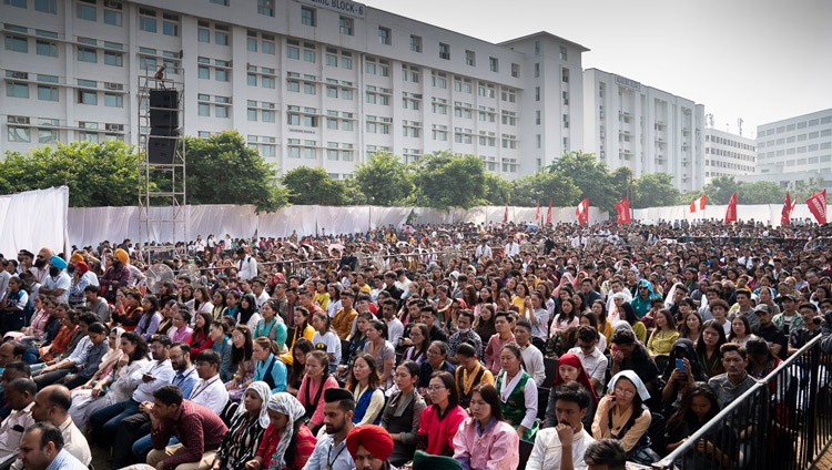 Oltre 4.000 persone, per lo più studenti, ascoltano Sua Santità il Dalai Lama alla Chandigarh University di Chandigarh, India, il 15 ottobre 2019. Foto di Tenzin Choejor