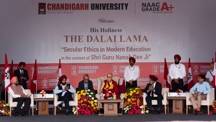 Sua Santità il Dalai Lama parla di "Etica Secolare nell'Educazione Moderna nel contesto di Shri Guru Nanak Dev Ji" alla Chandigarh University di Chandigarh, India, il 15 ottobre 2019. Foto di Tenzin Choejor