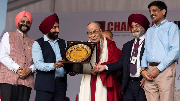 Sua Santità il Dalai Lama riceve una targa che simboleggia il Global Leadership Award conferitogli dalla Chandigarh University di Chandigarh, India, il 15 ottobre 2019. Foto di Tenzin Choejor