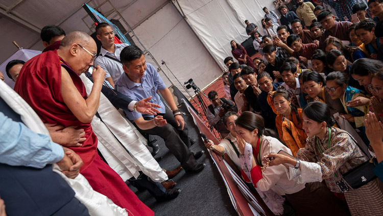 Sua Santità il Dalai Lama incoraggia gli studenti della regione himalayana prima di lasciare il palco dopo il suo discorso alla Chandigarh University di Chandigarh, India, il 15 ottobre 2019. Foto di Tenzin Choejor