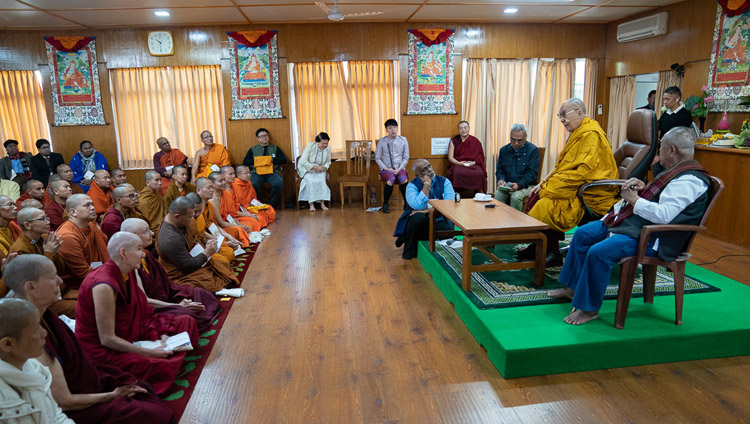 Sua Santità il Dalai Lama incontra i membri della Rete Internazionale dei buddhisti impegnati presso la sua residenza a Dharamsala, India, il 21 ottobre 2019. Foto di Tenzin Choejor