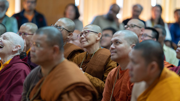 I membri della Rete internazionale dei buddhisti impegnati ascoltano Sua Santità il Dalai Lama durante il loro incontro nella sua residenza a Dharamsala, India, il 21 ottobre 2019. Foto di Tenzin Choejor