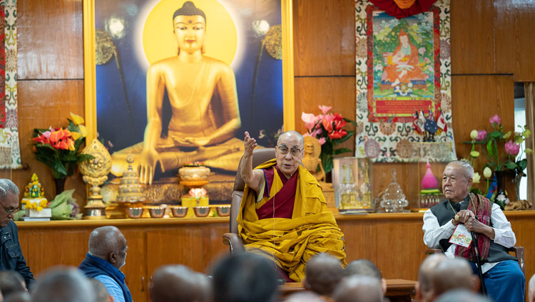 Sua Santità il Dalai Lama si rivolge alla Rete Internazionale dei buddhisti impegnati durante il loro incontro presso la sua residenza a Dharamsala, India, il 21 ottobre 2019. Foto di Tenzin Choejor