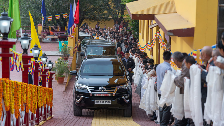 L'auto di Sua Santità il Dalai Lama arriva al Gyutö Tantric College a Dharamsala, India il 2 novembre 2019. Foto di Tenzin Choejor