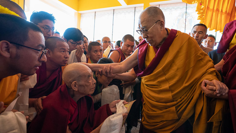 Sua Santità il Dalai Lama saluta i presenti al suo arrivo al Gyutö Tantric College di Dharamsala, India il 2 novembre 2019. Foto di Tenzin Choejor