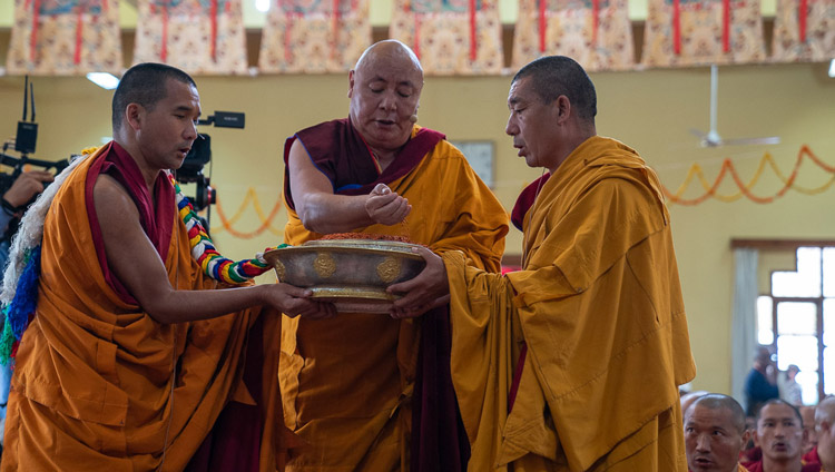 Il Maestro di Canto fa un'offerta del mandala durante l'Offerta di lunga vita per Sua Santità il Dalai Lama presso il Gyutö Tantric College a Dharamsala, India, il 2 novembre 2019. Foto di Tenzin Choejor