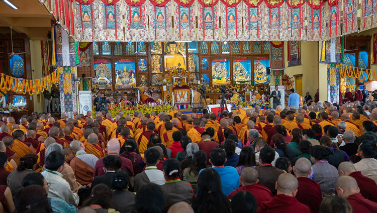 La sala principale del Gyutö Tantric College durante le celebrazioni per il 600°anniversario dalla nascita del fondatore del monastero di Gyutö. Dharamsala, India, il 2 novembre 2019. Foto di Tenzin Choejor