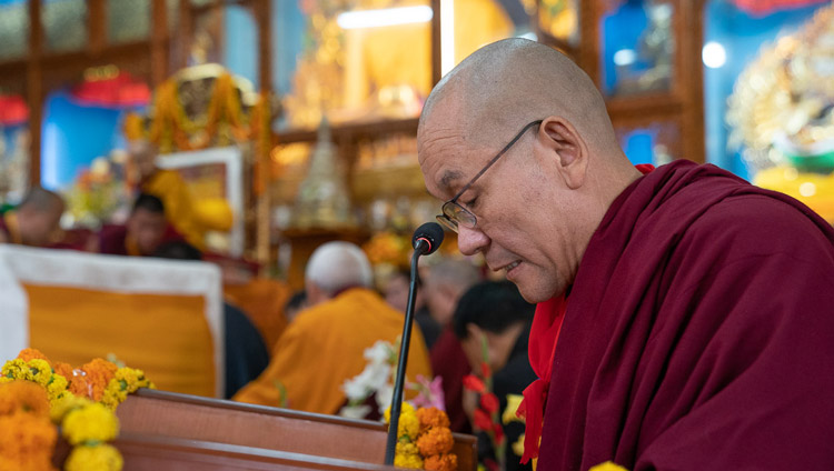 L'abate del Gyuto Tantric College durante il suo discorso in occasione del 600°anniversario dalla nascita del fondatore del monastero. Dharamsala, India, il 2 novembre 2019. Foto di Tenzin Choejor