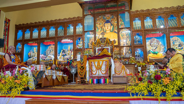 Sua Santità il Dalai Lama ringrazia la congregazione per aver pregato per la sua lunga vita durante il 600° anniversario della nascita del fondatore del monastero di Gyutö, presso il Gyutö Tantric College a Dharamsala, India, il 2 novembre 2019. Foto di Tenzin Choejor