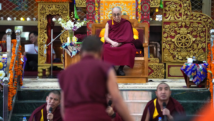 Sua Santità il Dalai Lama ascolta attentamente i monaci che dibattono temi di filosofia buddhista presso la Drepung Gomang Assembly Hall a Mundgod, Karnataka, India, il 15 dicembre 2019. Foto di Lobsang Tsering