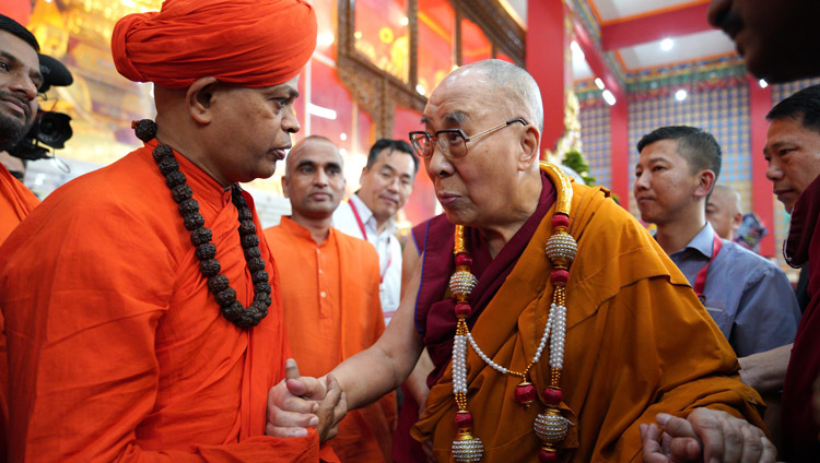 Sua Santità il Dalai Lama scambia qualche parola con uno Swami locale venuto a incontrarlo presso il monastero di Drepung Loseling a Mundgod, Karnataka, India, il 15 dicembre 2019. Foto di Lobsang Tsering