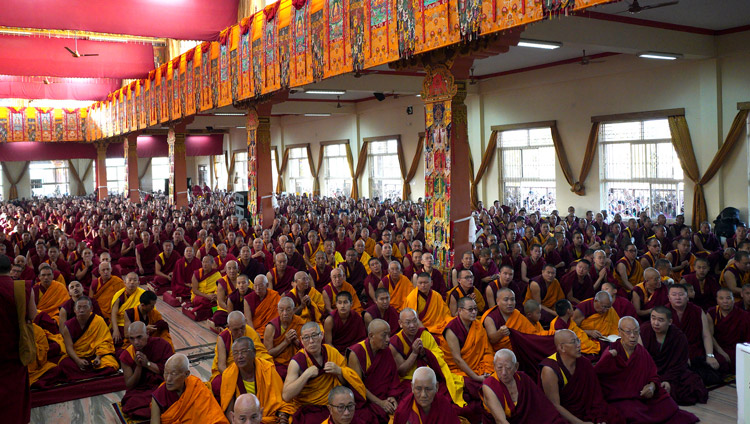 Una veduta delle oltre quindicimila persone durante l'Offerta di Lunga Vita a Sua Santità il Dalai Lama a Mundgod, Karnataka, India, il 22 dicembre 2019. Foto di Lobsang Tsering