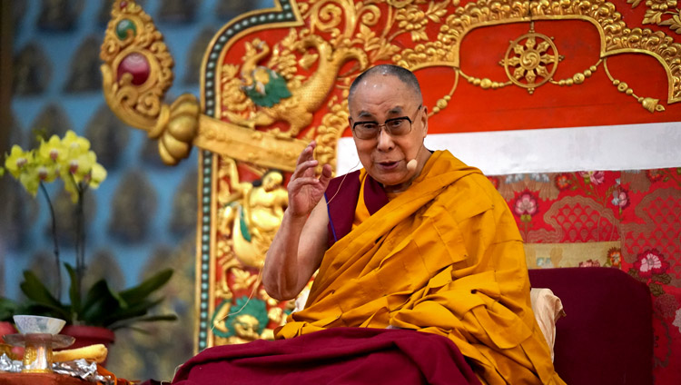 Sua Santità il Dalai Lama parla prima dell'Offerta della Lunga Vita nel monastero di Gaden Jangtse a Mundgod, Karnataka, India, il 22 dicembre 2019. Foto di Lobsang Tsering