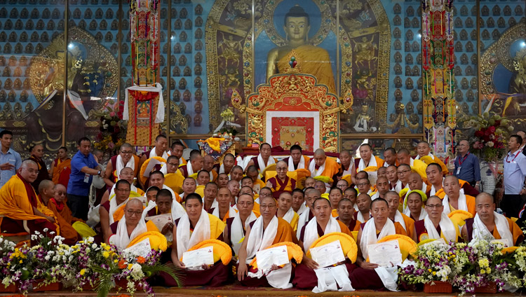 Sua Santità il Dalai Lama posa per le foto ricordo con i nuovi Geshe Lharamapa del monastero Gaden Jangtse di Mundgod, Karnataka, India, il 22 dicembre 2019. Foto di Lobsang Tsering