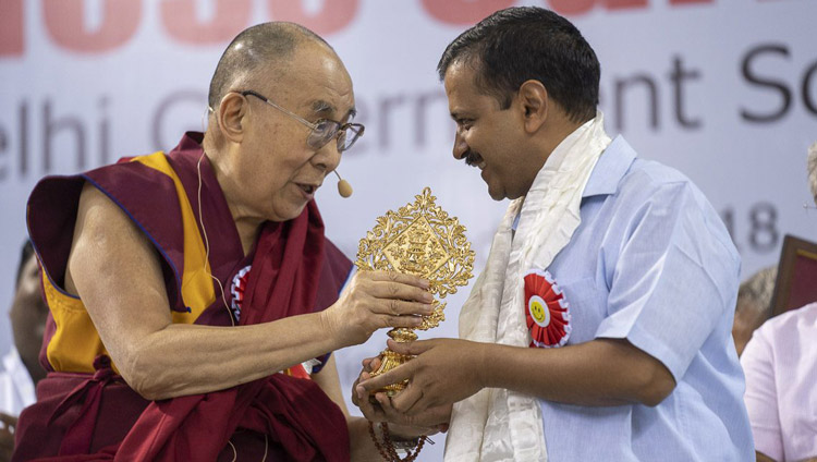 Sua Santità il Dalai Lama ha consegnato il 2 luglio 2018, a conclusione del lancio del Curriculum della felicità nelle scuole del governo di Delhi, allo stadio Thyagraj Stadium di Nuova Delhi, India, il 2 luglio 2018, un emblema di buon auspicio. Foto di Tenzin Choejor