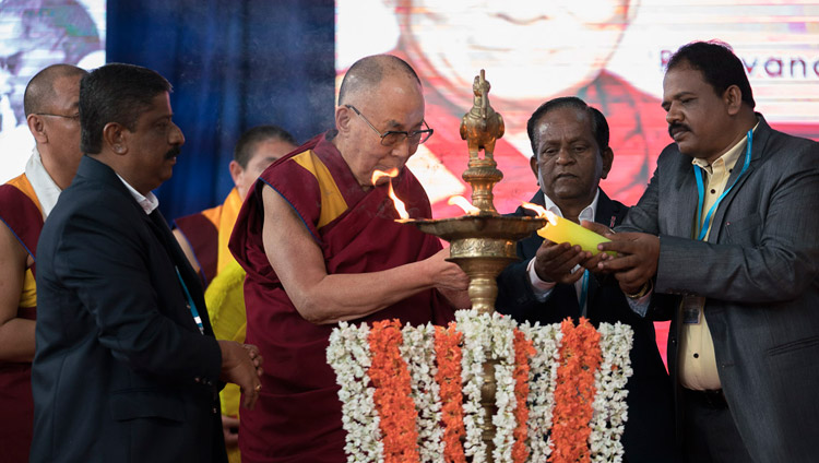 Sua Santità il Dalai Lama accende la lampada cerimoniale all'inizio dell’incontro presso la Tumkur University di Tumakuru, 26 dicembre 2017. Foto di Tenzin Choejor