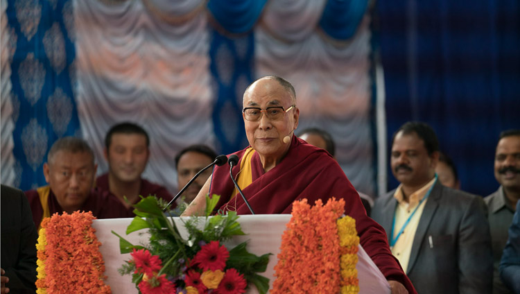 Sua Santità il Dalai Lama parla dell’Importanza dell'etica universale nell’età moderna alla Tumkur University di Tumakuru, 26 dicembre 2017. Foto di Tenzin Choejor