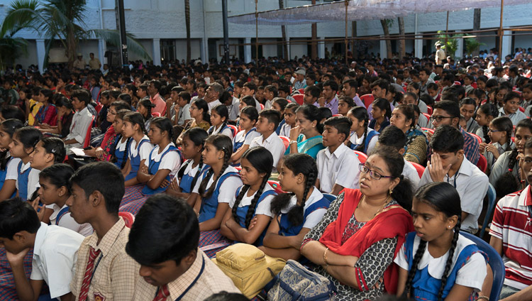 Gli studenti nel Dr Sree Shivakumara Maha Swamiji Auditorium durante il discorso di Sua Santità il Dalai Lama alla Tumkur University di Tumakuru, 26 dicembre 2017. Foto di Tenzin Choejor