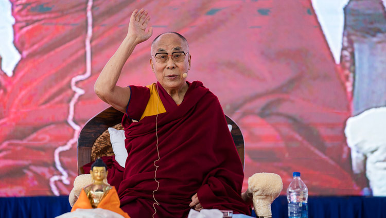 Sua Santità il Dalai Lama chiede agli studenti di alzare le mani per rispondere a una sua domanda durante il suo discorso alla Tumkur University di Tumakuru, 26 dicembre 2017. Foto di Tenzin Choejor