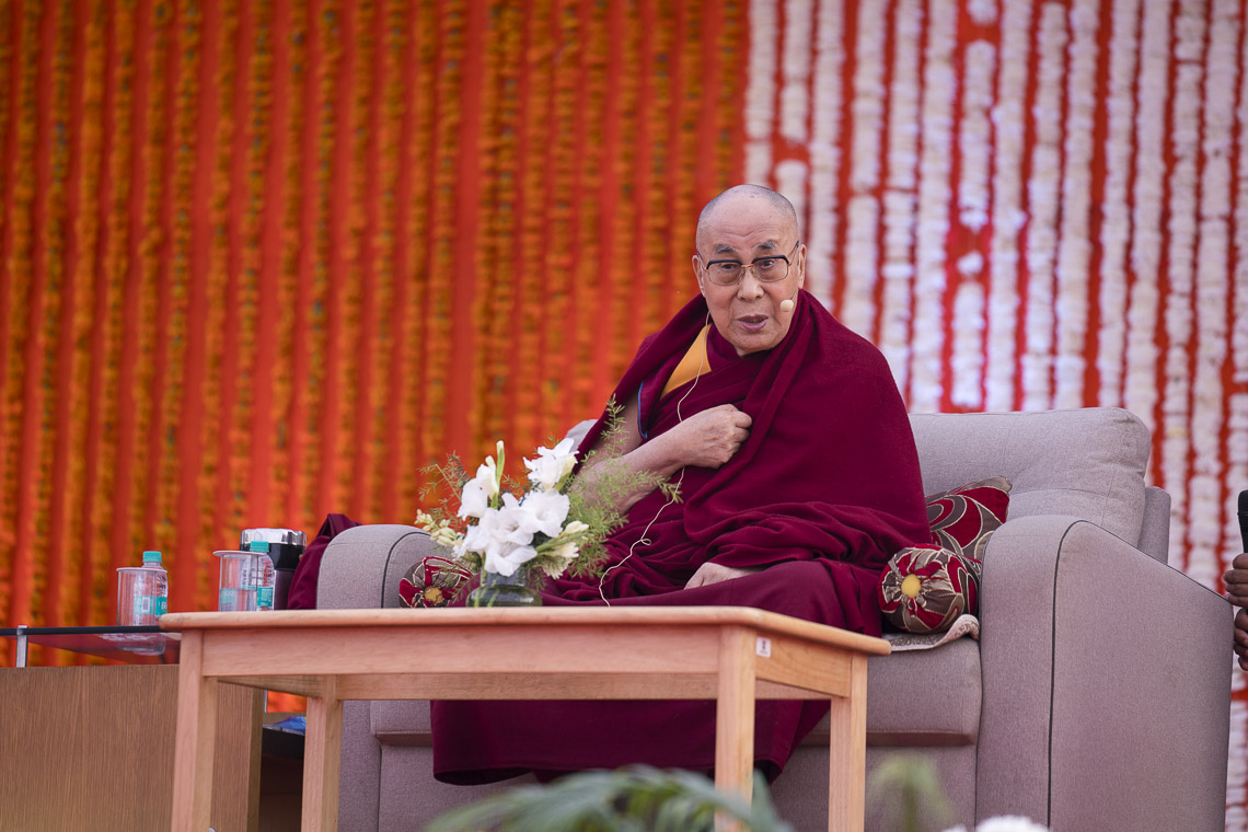 Sua Santità il Dalai Lama parla dei valori universali presso la Salwan Public School di Delhi, 18 novembre 2017. Foto di Tenzin Choejor