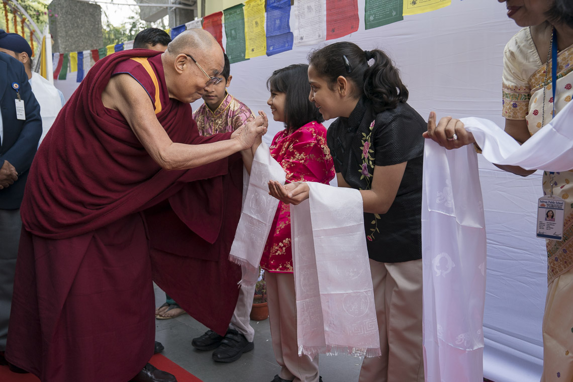 Sua Santità il Dalai Lama saluta gli studenti al suo arrivo presso la Salwan Public School di Delhi, 18 novembre 2017. Foto di Tenzin Choejor