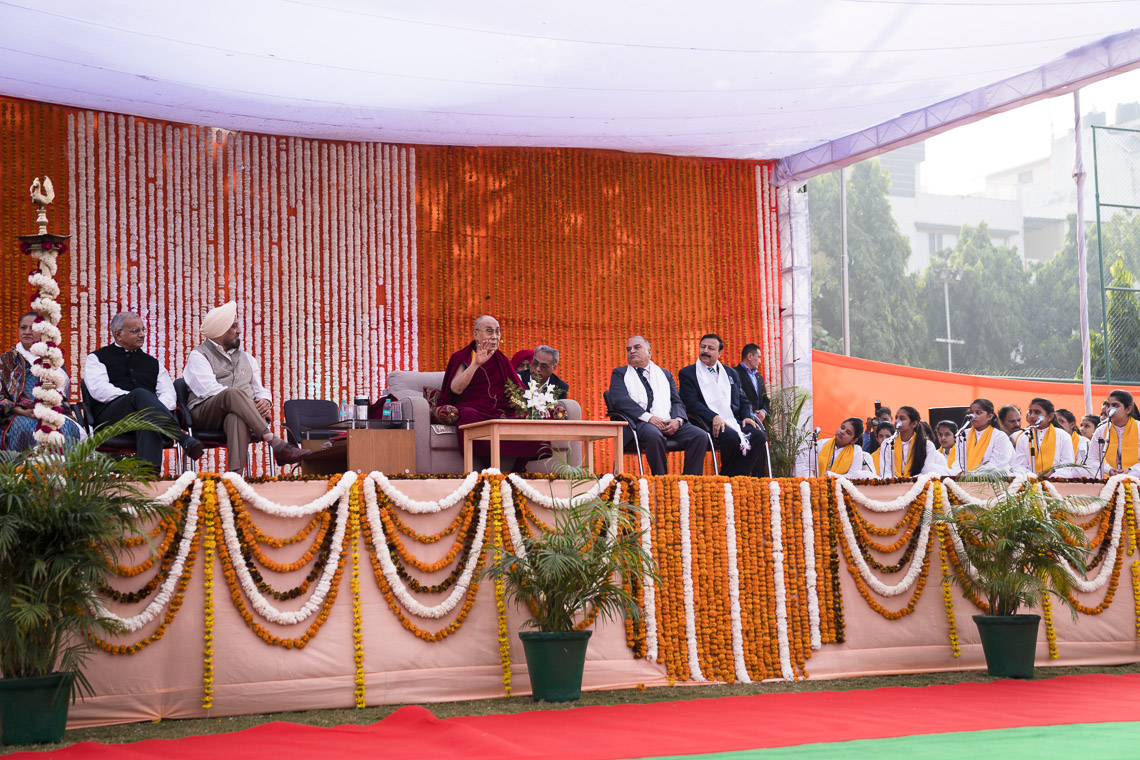 Sua Santità il Dalai Lama durante l’incontro sui valori universali presso la Salwan Public School di Delhi, 18 novembre 2017. Foto di Tenzin Choejor