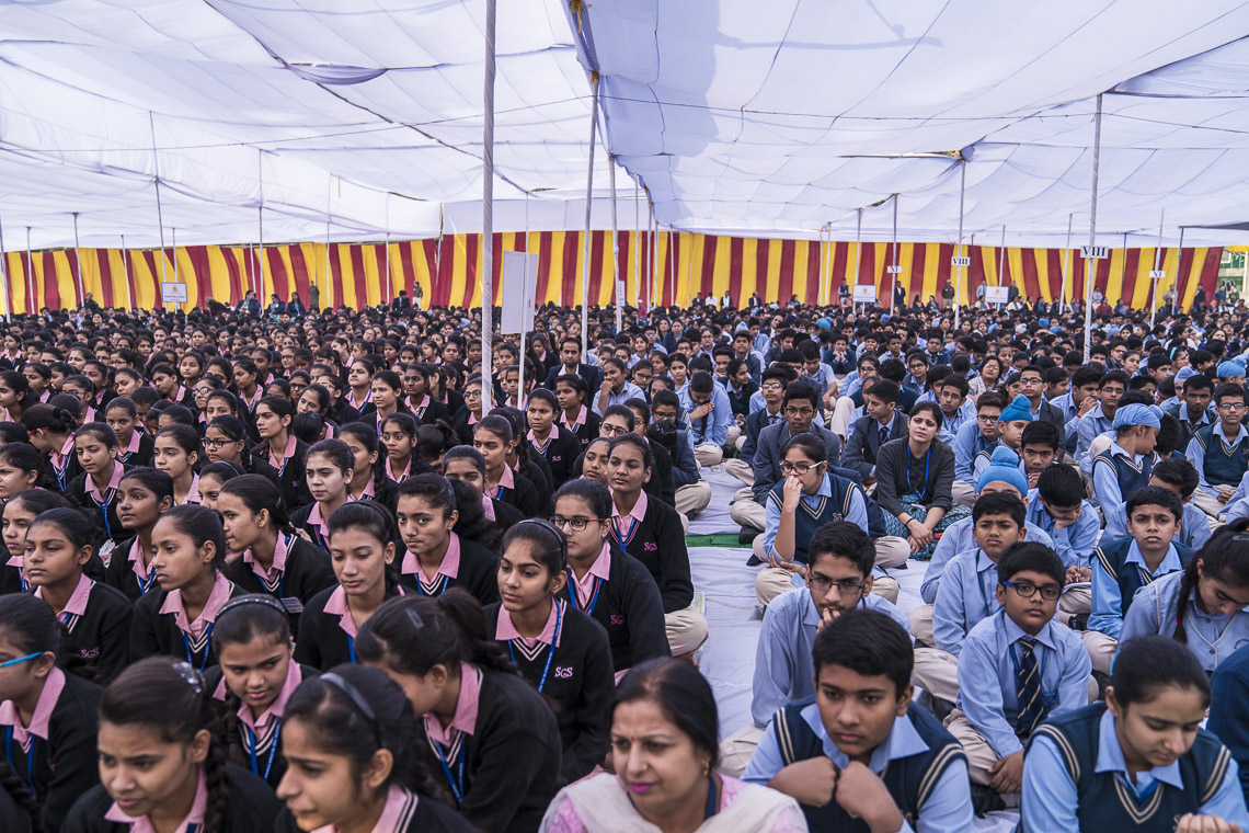 Gli studenti ascoltano le parole di Sua Santità il Dalai Lama durante l’incontro sui valori universali presso la Salwan Public School di Delhi, 18 novembre 2017. Foro di Tenzin Choejor