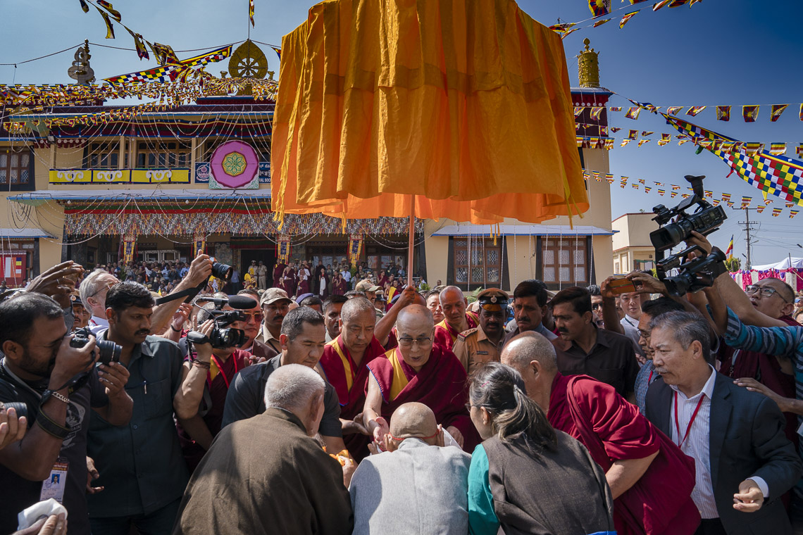 Sua Santità il Dalai Lama saluta i membri della comunità tibetana al suo arrivo al monastero di Sera Lachi a Bylakuppe, 19 dicembre 2017. Foto di Tenzin Choejor