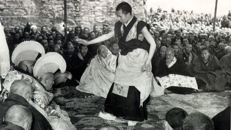 Sua Santità a Lhasa, in Tibet, durante gli esami finali di Geshe Lharampa che si sono svolti dall’estate del 1958 al febbraio 1959. (Foto OHHDL)