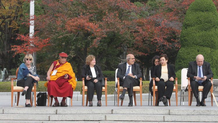 Sua Santità il Dalai Lama e i suoi colleghi Premi Nobel all’Hiroshima Memorial Park in occasione della terza giornata dell’XI Summit Mondiale dei Nobel a Hiroshima (Giappone), il 4 novembre 2010. (Foto di Taikan Usui)