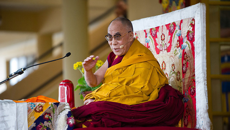 Sua Santità il Dalai Lama mentre pronuncia il primo discorso ufficiale sul suo ritiro dalla vita politica durante un insegnamento pubblico al Tempio principale tibetano di Dharamsala, Himachal Pradesh, India, il 19 marzo 2011. (Foto/Tenzin Choejor/OHHDL)