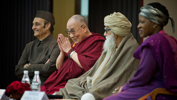 Sua Santità il Dalai Lama saluta il pubblico durante un incontro interreligioso intitolato “Le religioni del mondo: diversità, non disaccordo” organizzato a Nuova Delhi il 3 marzo 2013. (Foto di Tenzin Choejor/OHHDL)