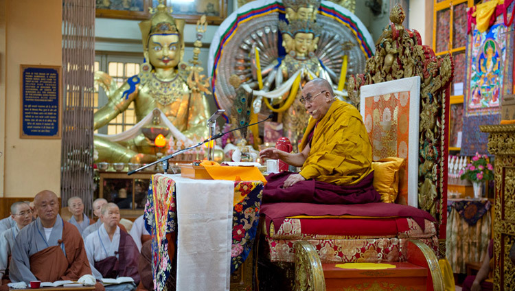 Sua Santità il Dalai Lama dà insegnamenti nel tempio tibetano principale di Dharamsala (India) su richiesta di un gruppo di buddhisti coreani il 27 agosto 2013 (Foto di Tenzin Choejor/OHHDL)
