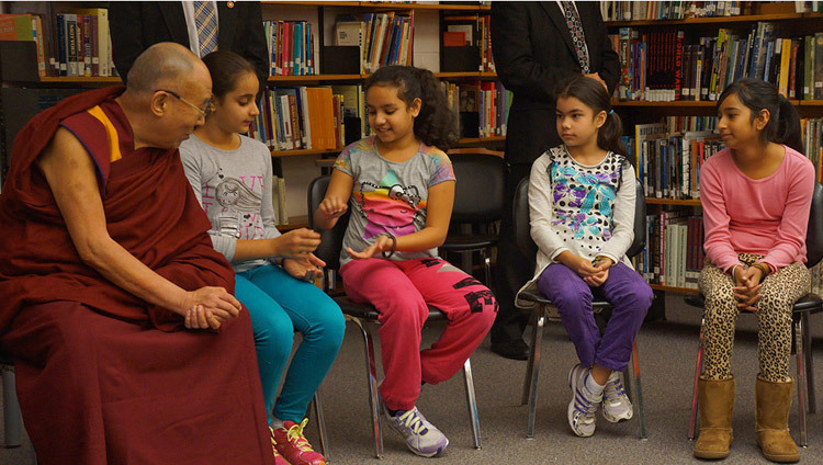 Sua Santità il Dalai Lama si unisce ad alcuni studenti della John Oliver School di Vancouver (Canada) durante un'esercitazione dedicata al valore della gratitudine il 21 ottobre 2014. (Foto di Jeremy Russell/OHHDL)