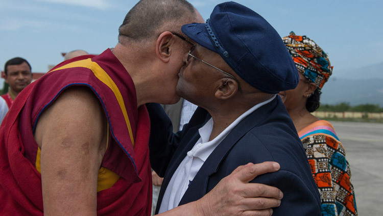Sua Santità il Dalai Lama mentre saluta affettuosamente il suo vecchio amico, l'Arcivescovo Desmond Tutu, al suo arrivo all'aeroporto di Dharamsala, nell'Himachal Pradesh (India) il 18 aprile 2015 (Foto di Tenzin Choejor/OHHDL)
