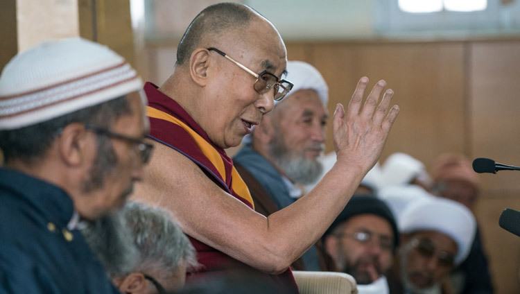 Sua Santità il Dalai Lama nella moschea Shia a Leh, Ladakh (India), il 27 luglio 2016. (Foto di Tenzin Choejor/OHHDL)