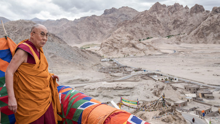 Sua Santità il Dalai Lama osserva la vallata di Leh dal Monastero di Zagdok Palri, in Ladakh (India), il 7 agosto 2016 (Foto di Tenzin Choejor/OHHDL)