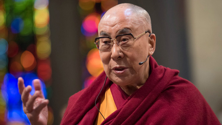 Sua Santità il Dalai Lama durante un discorso presso la Chiesa di Grossmünster a Zurigo (Svizzera) il 15 ottobre 2016 (Foto di Manuel Bauer)