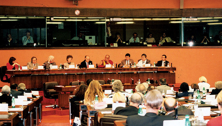 Sua Santità il Dalai Lama mentre tiene un discorso al Parlamento europeo sul Piano di pace per il Tibet in cinque punti, Strasburgo, Francia, 15 giugno 1988.