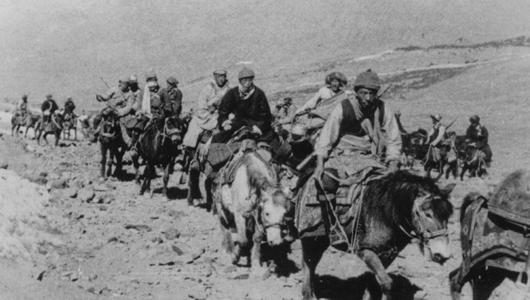 Il Dalai Lama in fuga dal Tibet verso l’esilio insieme alla sua scorta di Khampa (gli abitanti della provincia orientale di Kham), nel marzo 1959.