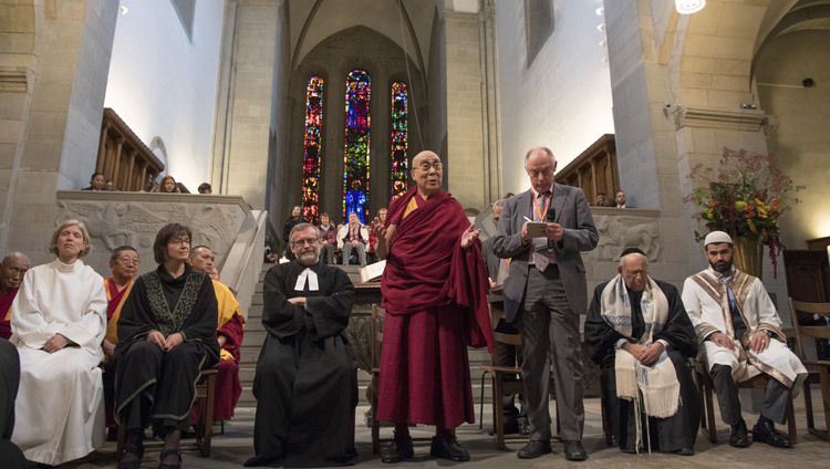 Sua Santità il Dalai Lama durante un incontro di preghiera interreligioso nella chiesa di Grossmuenster a Zurigo (Svizzera), il 15 ottobre 2016. (Foto di Manuel Bauer)
