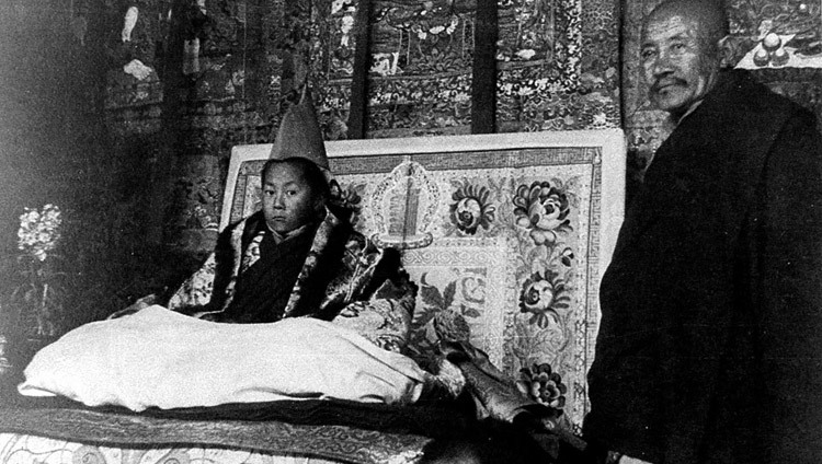 Sua Santità seduto sul trono durante la cerimonia ufficiale di insediamento a Lhasa, Tibet, il 22 febbraio 1940. (Foto/OHHDL
