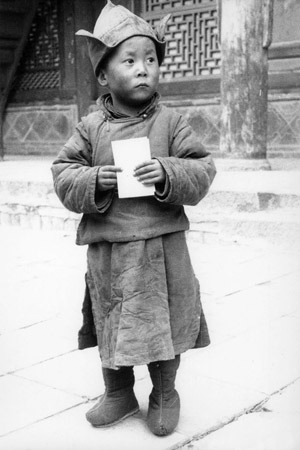 Sua Santità il Dalai Lama all’età di 4 anni presso il Monastero di Kumbum, nell’Amdo, Tibet Orientale.