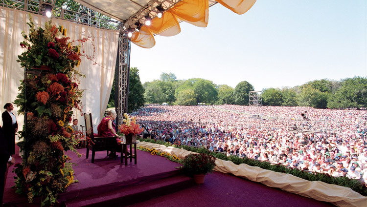 Sua Santità il Dalai Lama a Central Park (New York) parla di pace e di felicità interiore di fronte a una folla di sessanta mila persone, il 21 settembre 2003 (Foto di Manuel Bauer)