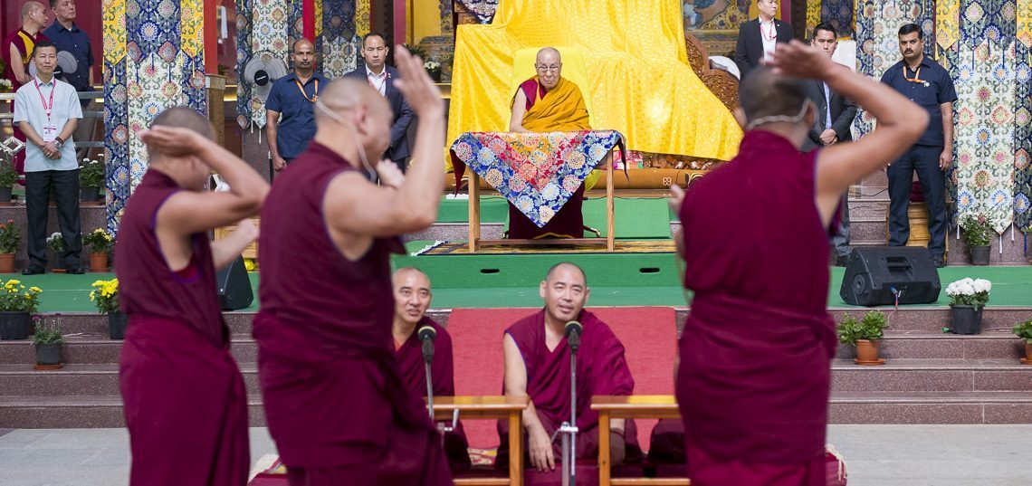 Presentazione di un dibattito su argomenti scientifici presentato da studenti di scienze monastiche
