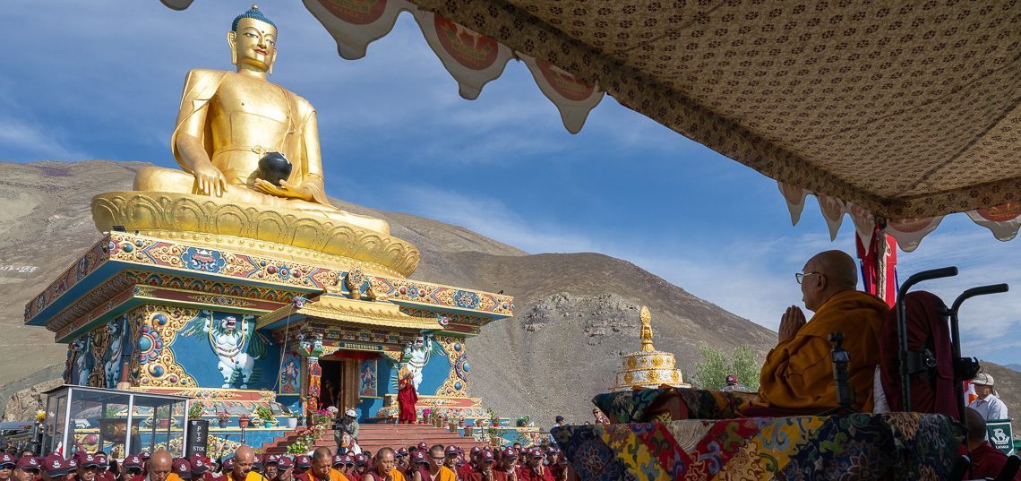 Preghiere presso la statua del Buddha a Stok