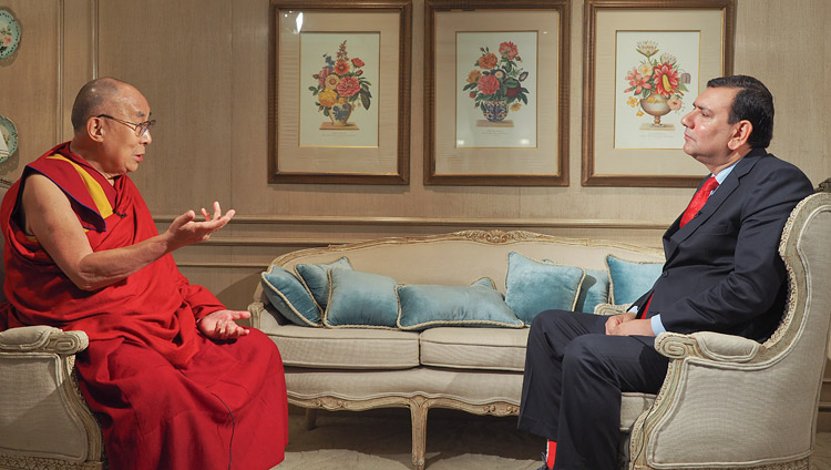 Srinjoy Chowdhury, direttore per la politica interna del quotidiano indiano “Times Now” intervista Sua Santità il Dalai Lama a Delhi, il 6 agosto 2017. (Foto di Jeremy Russell/OHHDL)
