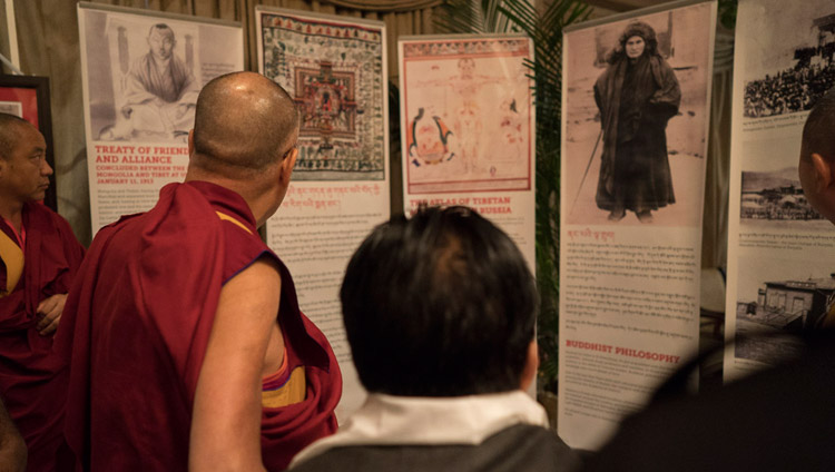 Sua Santità il Dalai Lama alla mostra dedicata a Agvan Dorjiev, allestita all’ingresso della sala in cui si tiene l’incontro tra studiosi russi e buddhisti a Nuova Delhi (India), 7 agosto 2017. (Foto di Tenzin Choejor/OHHDL)