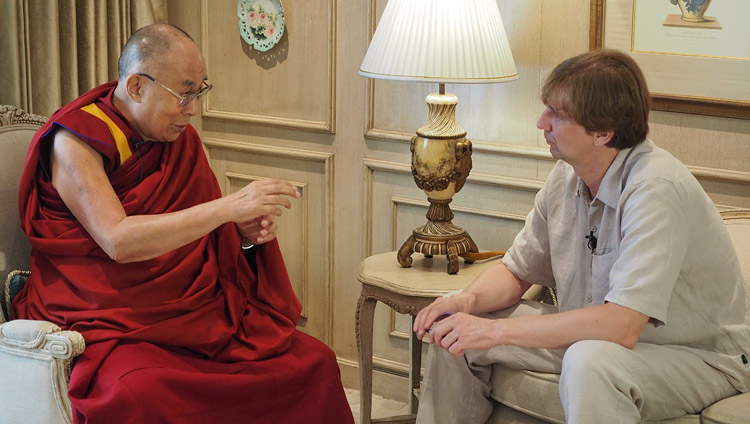Stanislav Kucher del quotidiano russo Kommersant intervista Sua Santità il Dalai Lama a Nuova Delhi, l’8 agosto 2017. (Foto di Jeremy Russell/OHHDL)
